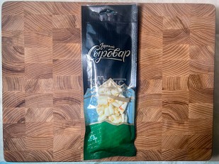 Сурские гренки со вкусом Красная икра (100 гр): Сыр 60 гр ГОРНЫЙ СЫРОВАР (Бочонок с паприкой)